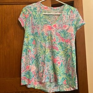 Lilly short sleeve v neck shirt 🐘 🐊 🦒 🦩 EUC